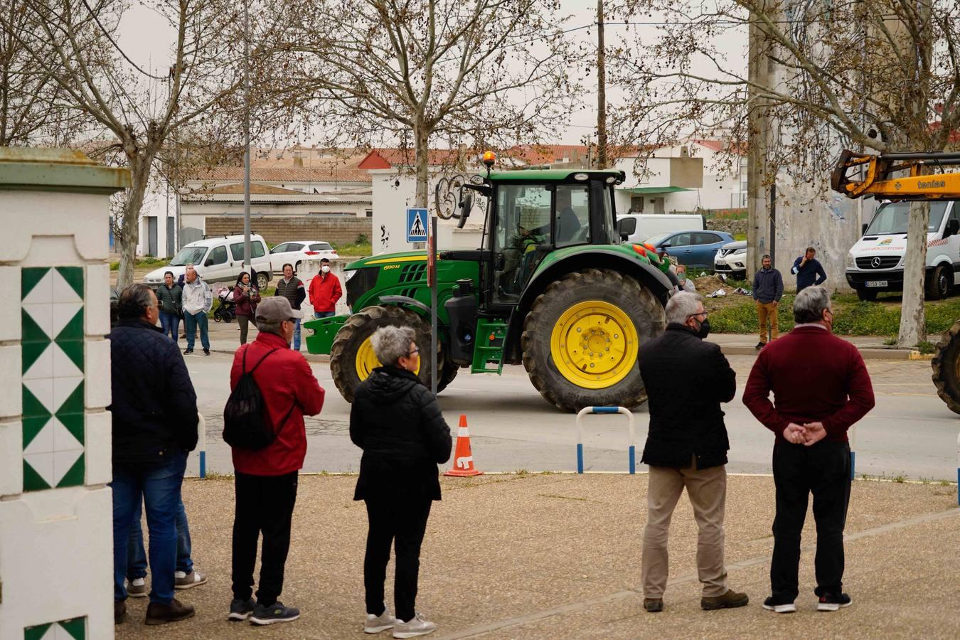 Las rotundas tractoradas de protesta del campo en Córdoba, en imágenes