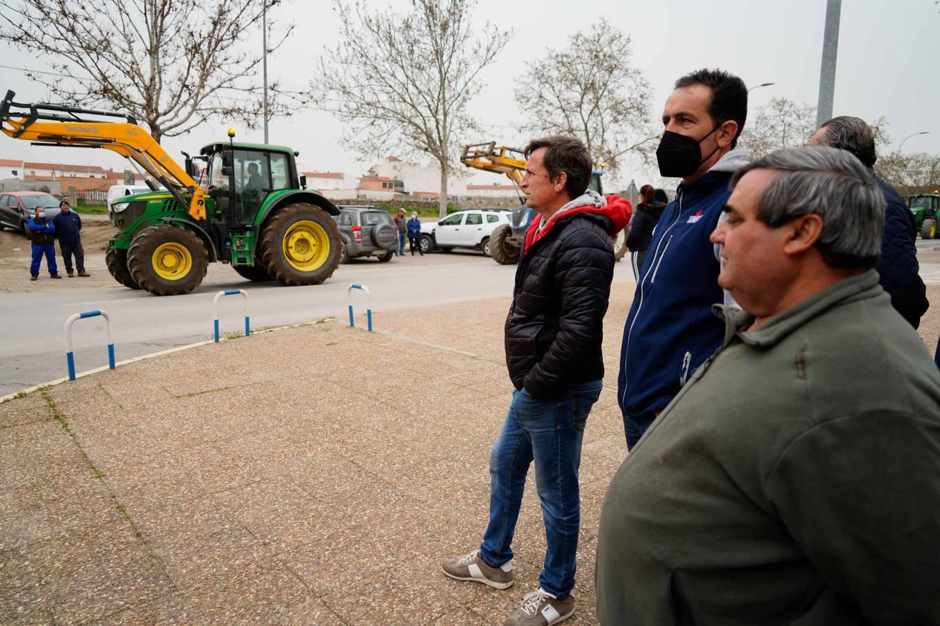 Las rotundas tractoradas de protesta del campo en Córdoba, en imágenes