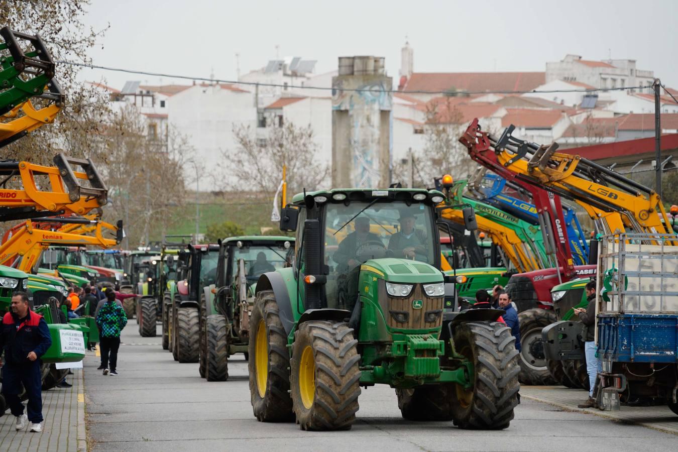 Las rotundas tractoradas de protesta del campo en Córdoba, en imágenes