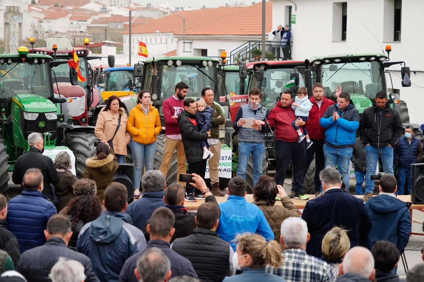 Las rotundas tractoradas de protesta del campo en Córdoba, en imágenes