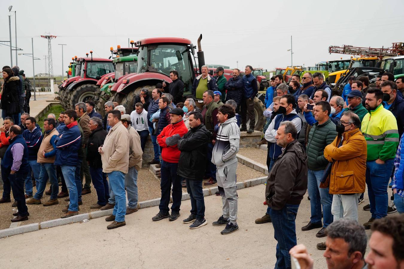 Las rotundas tractoradas de protesta del campo en Córdoba, en imágenes