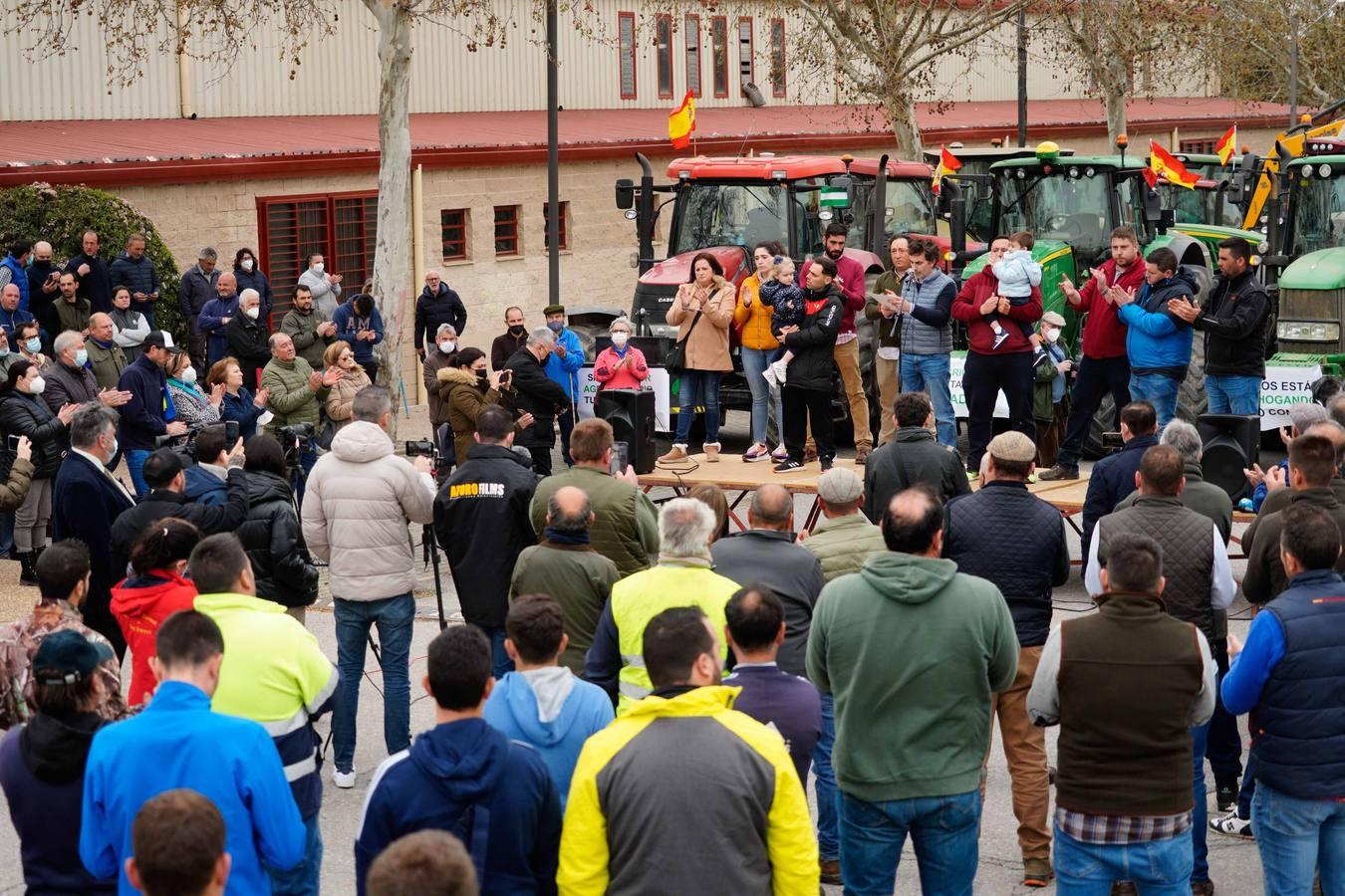 Las rotundas tractoradas de protesta del campo en Córdoba, en imágenes