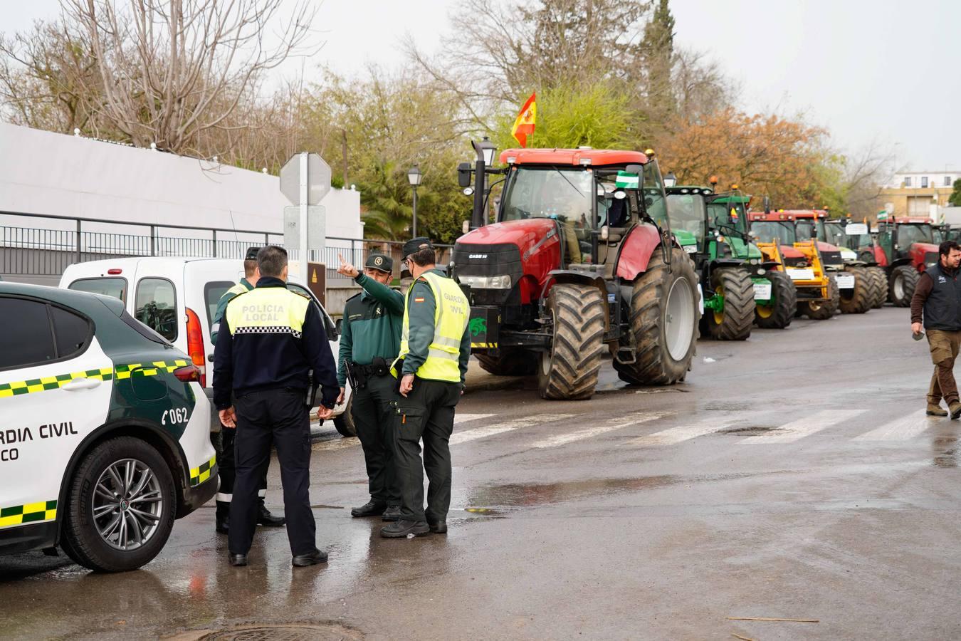 Las rotundas tractoradas de protesta del campo en Córdoba, en imágenes