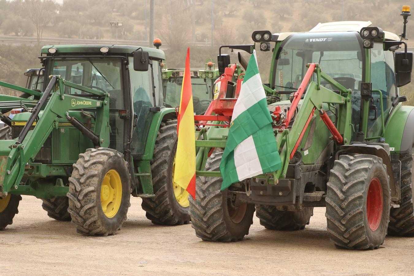 Las rotundas tractoradas de protesta del campo en Córdoba, en imágenes