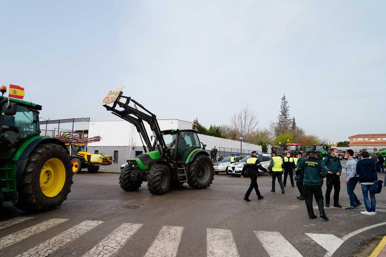 Las rotundas tractoradas de protesta del campo en Córdoba, en imágenes