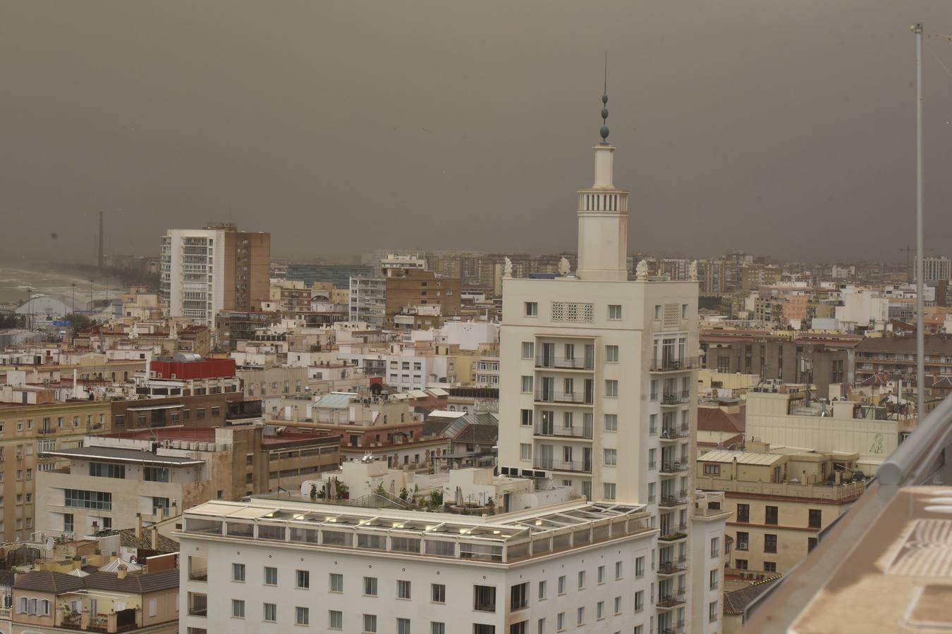 En imágenes, así ha quedado Málaga tras horas de lluvia de barro por la calima