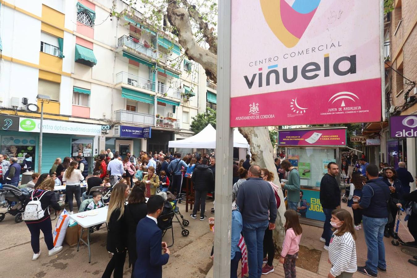 El gran ambiente de la &#039;Viñuela Shopping Hill&#039; de Córdoba, en imágenes