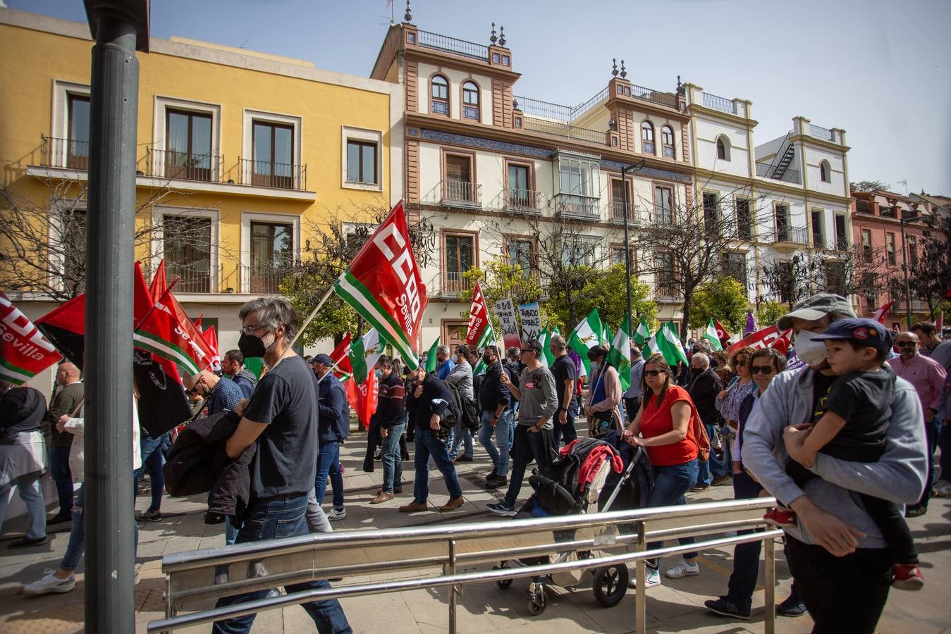 Manifestación de trabajadores de Santa Bárbara Sistemas por las calles de Sevilla. VANESSA GÓMEZ