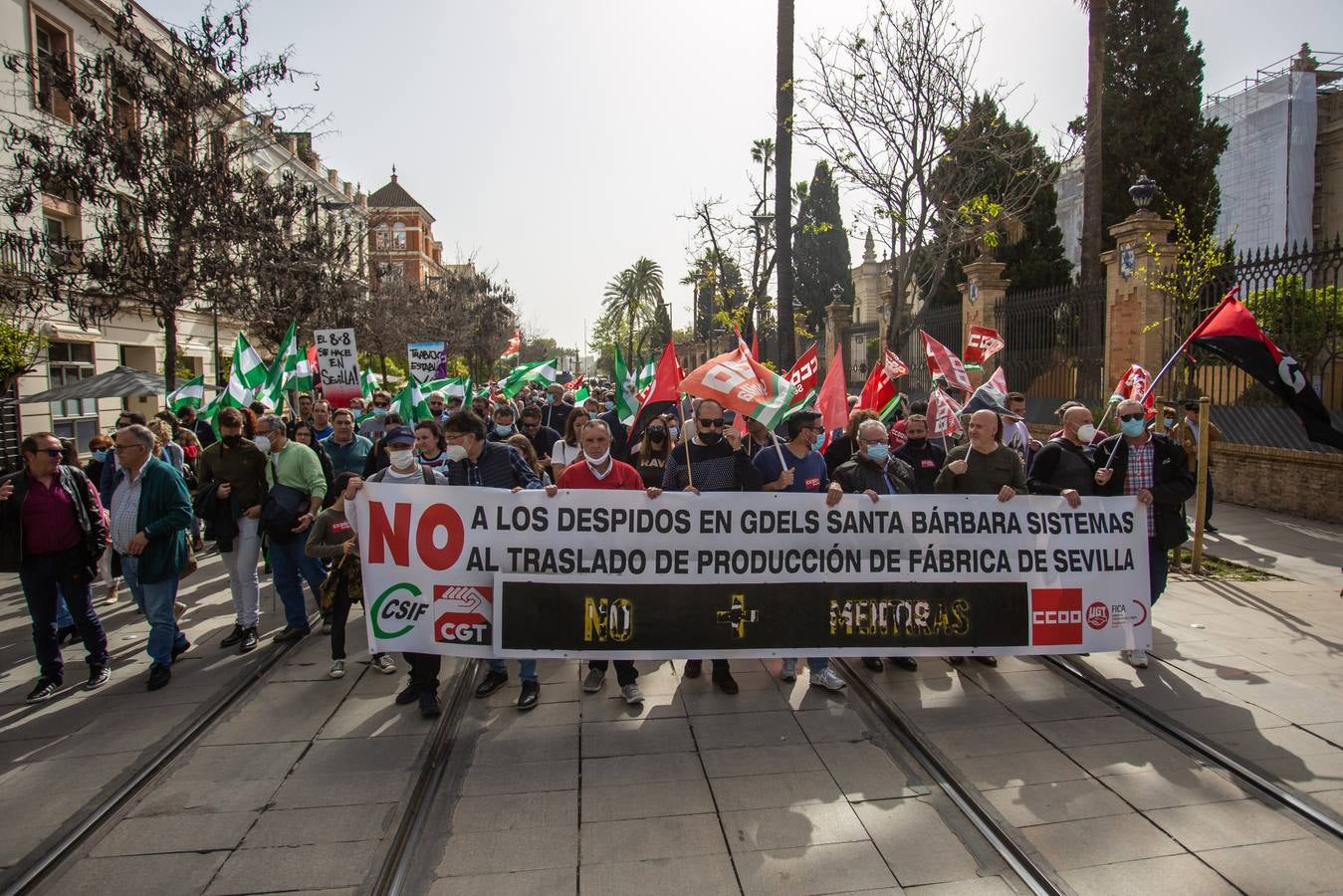 Manifestación de trabajadores de Santa Bárbara Sistemas por las calles de Sevilla. VANESSA GÓMEZ