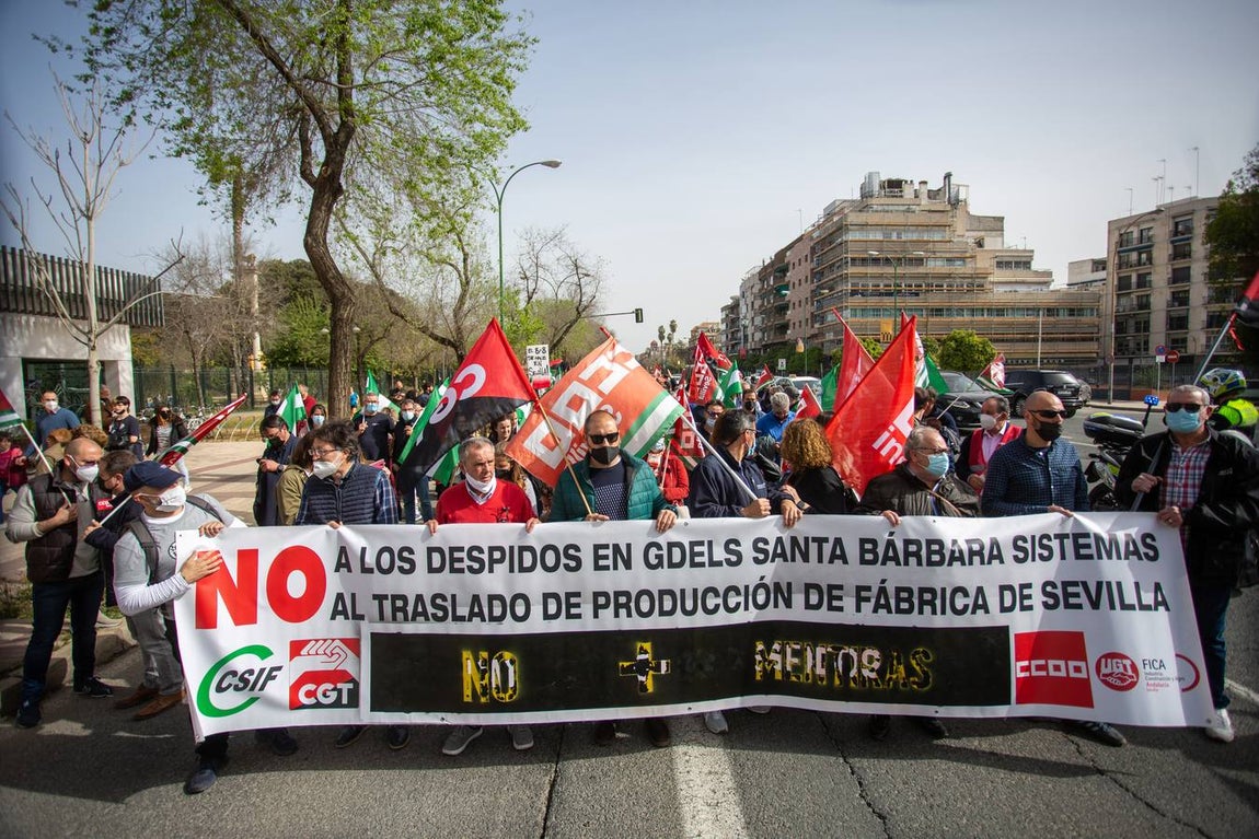 Manifestación de trabajadores de Santa Bárbara Sistemas por las calles de Sevilla. VANESSA GÓMEZ