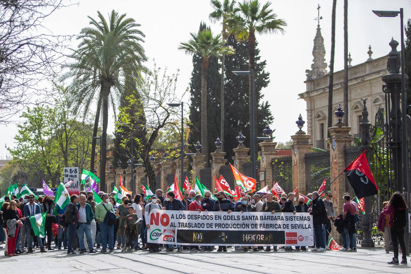 Manifestación de trabajadores de Santa Bárbara Sistemas por las calles de Sevilla. VANESSA GÓMEZ