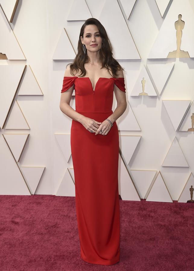 Jennifer Garner - Las mejor vestidas de los Oscar 2022. Hizo del rojo su gran apuesta con un vestido de Brandon Maxwell con escote hombros caídos cuyo corte resaltaba al máximo su esbelta figura.