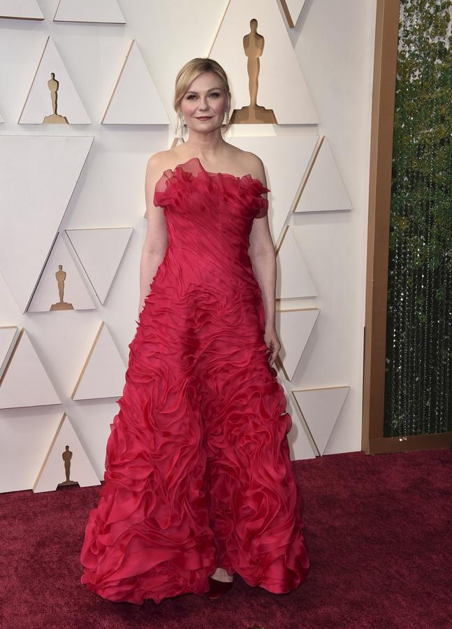 Kirsten Dunst - Las mejor vestidas de los Oscar 2022. Como si de un ram de rosas se tratase, su vestido de Christian Lacroix repleto de volantes de tul y escote palabra de honor con unos salones de Roger Vivier que hicieron que su outfit fuese considerado como uno de los más románticos de la noche.