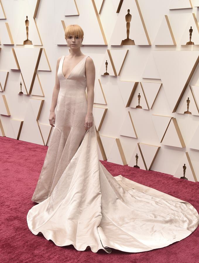 Jessie Buckley - Las peor vestidas de los Oscar 2022. Su vestido satinado de Erdem resulta correcto, pero quizás hace que su piel se vea todavía más pálida.