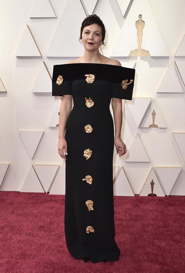 Maggie Gyllenhall - Las mejor vestidas de los Oscar 2022. Defendió a la perfección este particular diseño de Schiaparelli con apliques dorados y volúmenes, que no era nada fácil de lucir y que le sirvió para coronarse como una de las más elegantes de la noche.