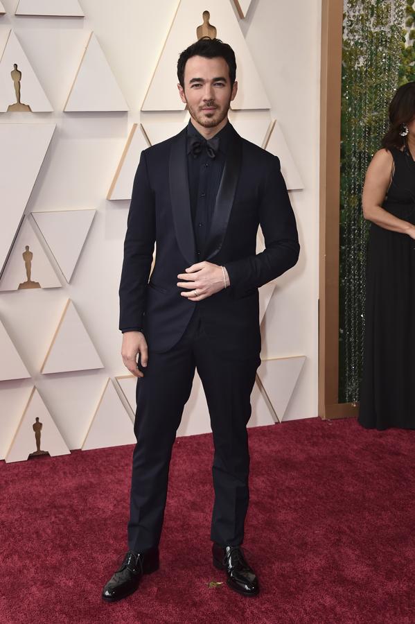 Kevin Jonas - Los mejor vestidos de los Oscar 2022. Apostó por un traje de corte clásico con las solapas satinadas que conjuntó con una camisa y pajarita del mismo tono.