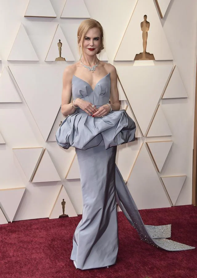 Nicole Kidman - Las mejor vestidas de los Oscar 2022. Giorgio Armani Privé fue su elección con un modelo gris perla satinado con una cola de lentejuelas que incluía una silueta péplum y escote triangular al aire.