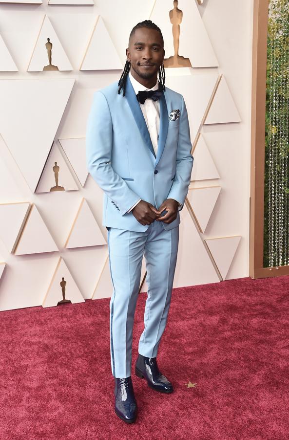 Scott Evans - Los peor vestidos de los Oscar 2022. Normalmente suele decantarse por estilismos cargados de color y en este caso no iba a ser menos. Eligió un dos piezas azul celeste con tiras de raso que combinó con mocasines abotinados azul noche.