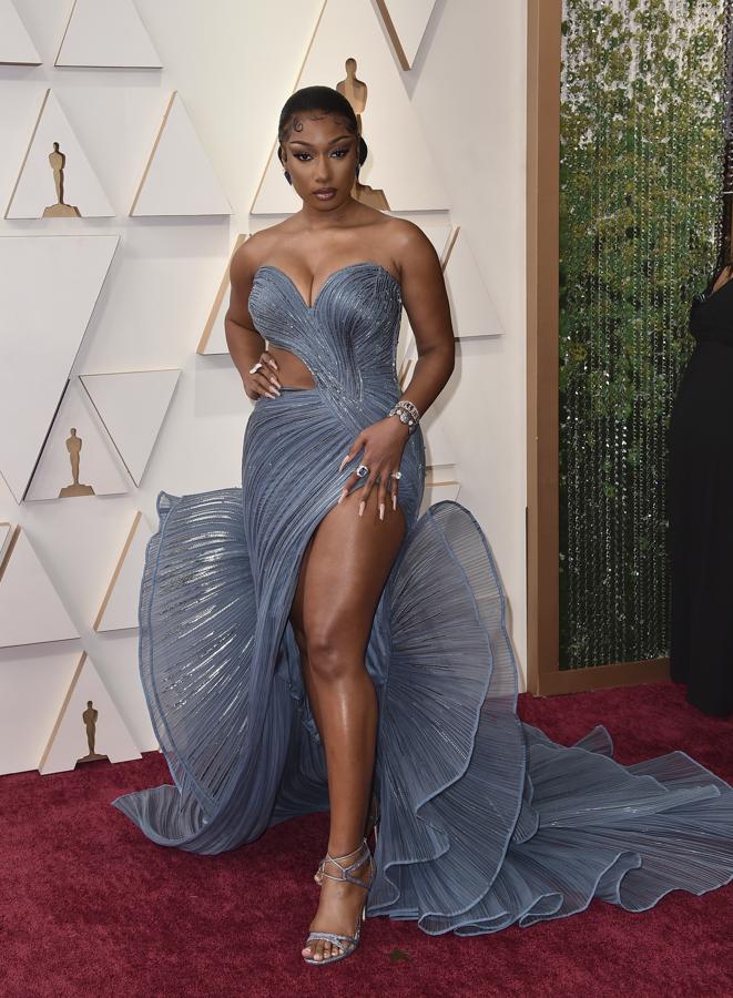 Meghan Thee Stallion - Las peor vestidas de los Oscar 2022. Demasiados volantes y transparencias en este modelo azul pastel de Gaurav Gupta, que aunque correcto, no le terminaba de favorecer.