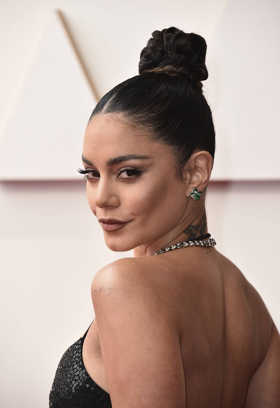 Vanessa Hudgens lució uno de los looks beauty más llamativos de los Oscar 2022. La actriz y cantante apostó por un motoño algo trenzado con efecto lifting, y acabado wet en las raíces. Lo acompañó de un sofisticado maquillaje, con mirada felina, pómulos marcados y labios marrones.