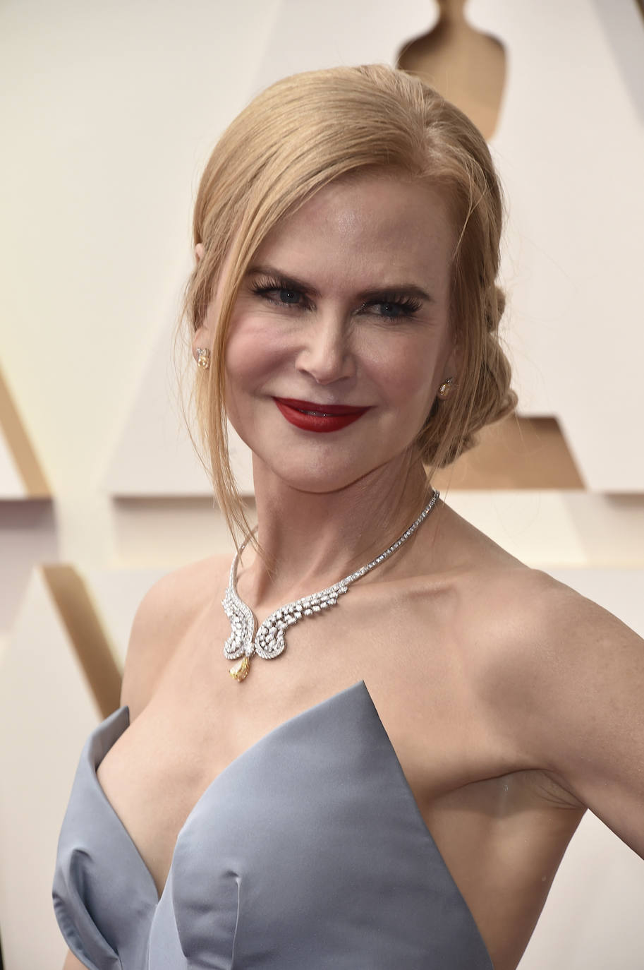 Nicole Kidman ha recogido su melena en un original moño bajo, dejando algunos mechones sueltos. En cuanto al maquillaje, la actriz ha lucido labios rojos y abundante máscara de pestañas, un dúo infalible para pisar la alfombra roja de los Oscar 2022. El maquillaje ha sido obra de Kyra Pachenko con productos de Pat McGrath, que en España puedes encontrar en Sephora. Entre ellos destaca el labial rojo, uno de los pocos que se han visto en la alfombra roja, se trata del tono Elson 3 del mítico labial MatteTrance de Pat McGrath Labs.