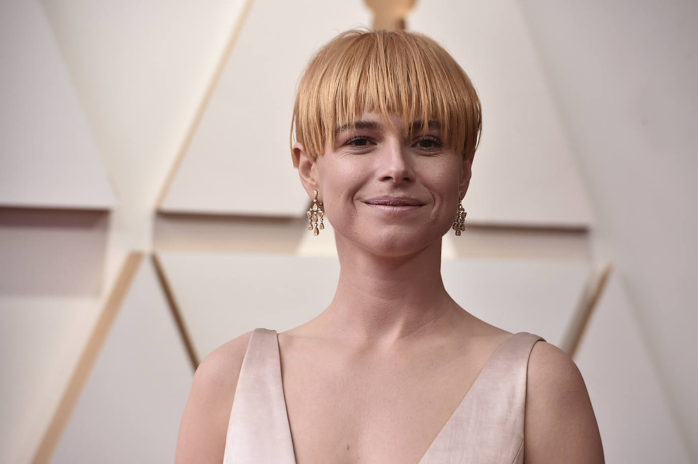 Jessie Buckley ha lucido el corte de pelo de la noche, un  garçon con flequillo tazón. El color tampoco ha dejado indiferente, un rubio rojizo, que ha combinado con un discreto maquillaje, en tonos rosas.