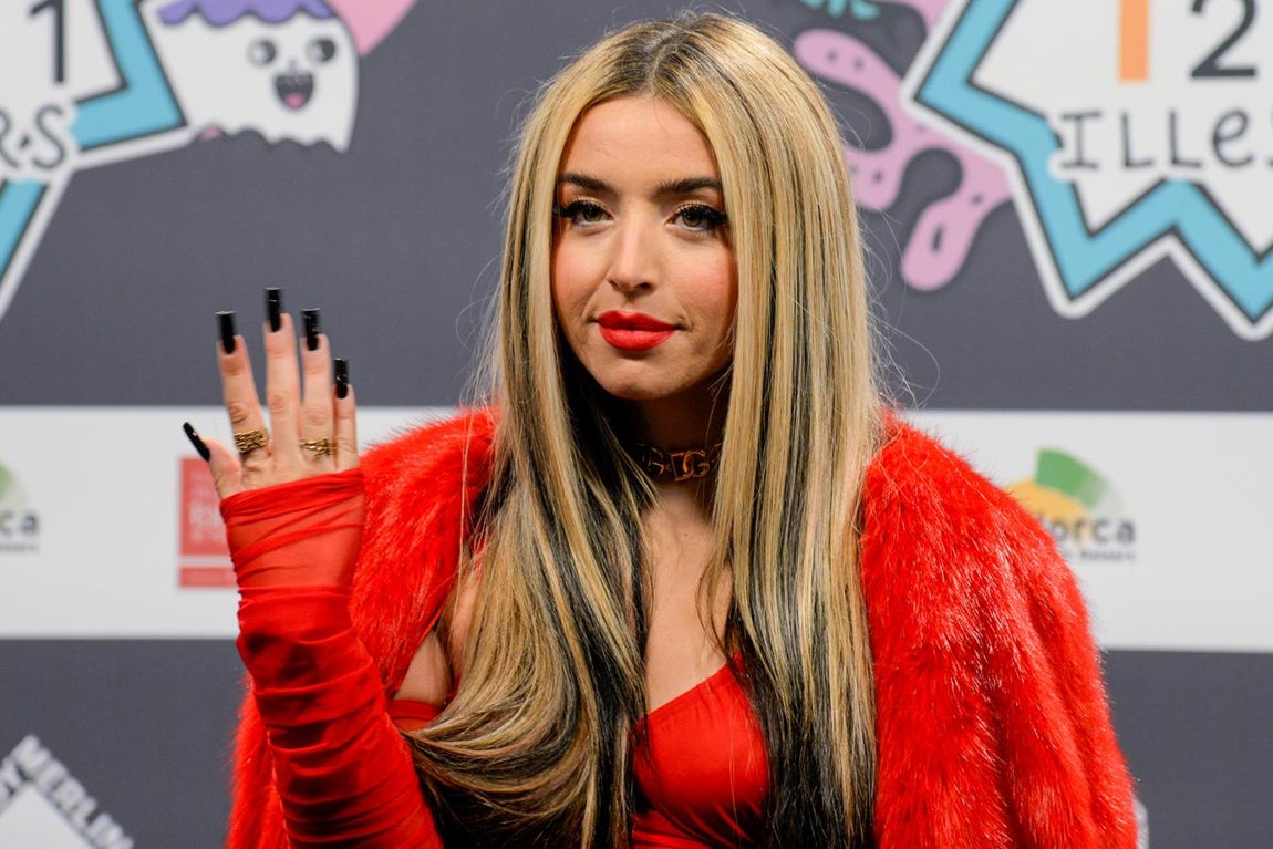 Lola Índigo​​ (29 años). Aunque por el momento ninguno de los dos se ha pronunciado públicamente, al parecer la cantante habría empezado una relación con Marc Seguí. Un noviazgo que no ha sido confirmado por lo que la artista no ha salido oficialmente de la lista de las solteras de oro de este 2022.