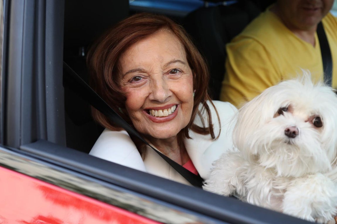 María Teresa Campos (80 años). La periodista y presentadora de televisión vivió una intensa historia de amor con el humorista Edmundo Arrocet que comenzó en 2014 y duró seis años. Fue en 2020 cuando la comunicadora anunció su ruptura a través de un comunicado. Desde entonces, tanto la periodista como sus hijas, Terelu Campos y Carmen Borrego, no han dudado en cargar contra él echándole en cara sus malas formas tras la separación.