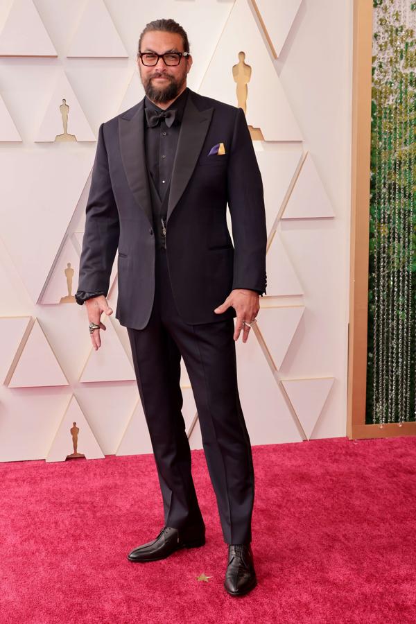 Jason Momoa - Los mejor vestidos de los Oscar 2022. La sastrería londinense Henry Poole &amp; Co Ltd firmaba el look del actor, quien quiso rendir su particular homenaje a Ucrania con el pañuelo de su bolsillo.