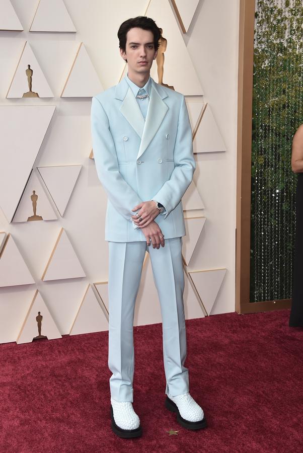 Kodi Smit-McPhee - Los mejor vestidos de los Oscar 2022. El actor de 'El poder del perro' escogió un traje azul pastel de Bottega Veneta, muy en tendencia.