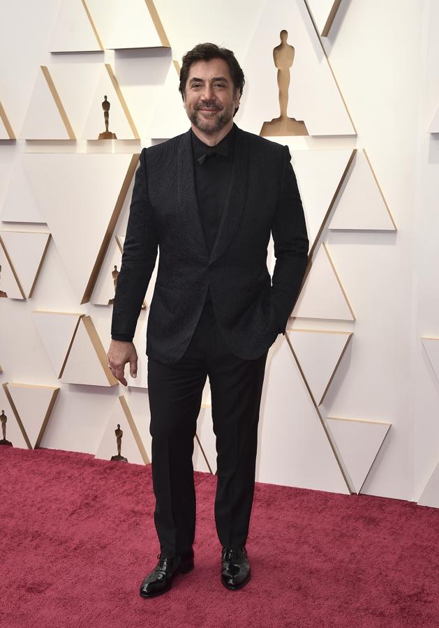 Javier Bardem - Los mejor vestidos de los Oscar 2022. El actor español optó por un traje de Zegna cuya chaqueta, saliendo de lo tradicional, se llevó todo el protagosnismo.