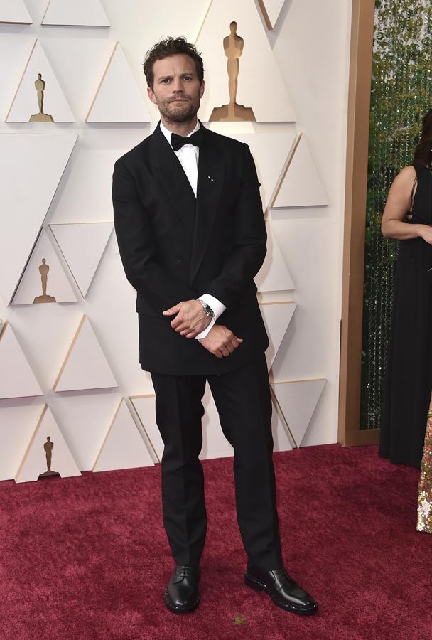 Jamie Dornan - - Los mejor vestidos de los Oscar 2022. Con esmoquin de doble botonadura y cierta inspiración vintage firmado por Valentino.