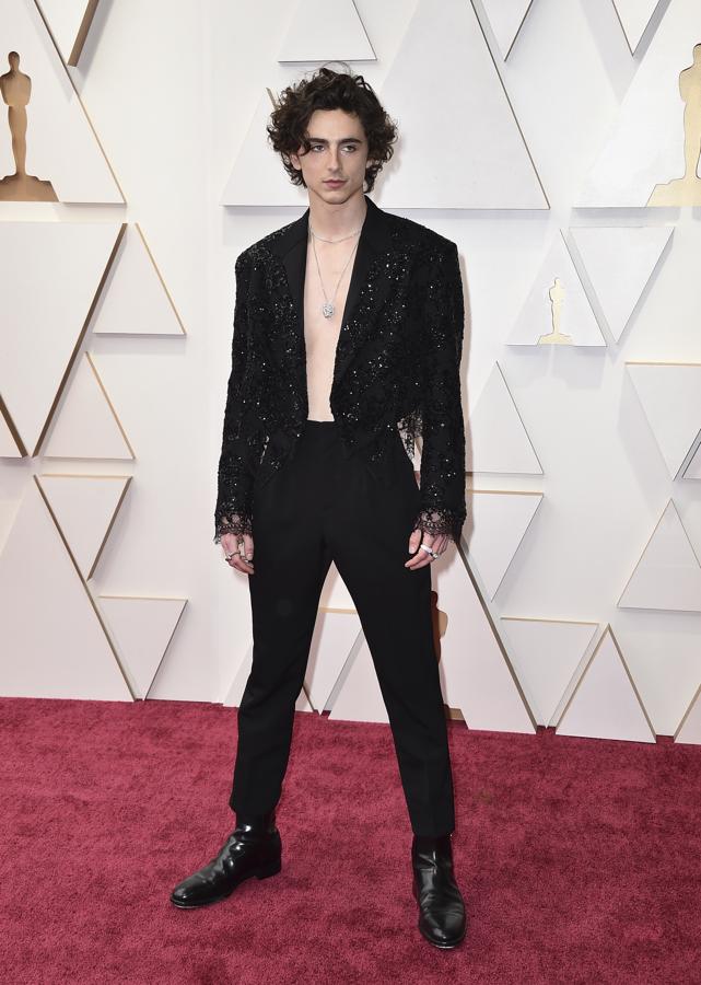 Timothée Chalamet - Los mejor vestidos de los Oscar 2022. Sin duda uno de los más originales de la noche con un estilismo firmado por Louis Vuitton, Louis Vuitton con chaqueta corta de encaje y pedrería y sin camisa. Sus joyas: varios anillos y dos colgantes eran de Cartier.