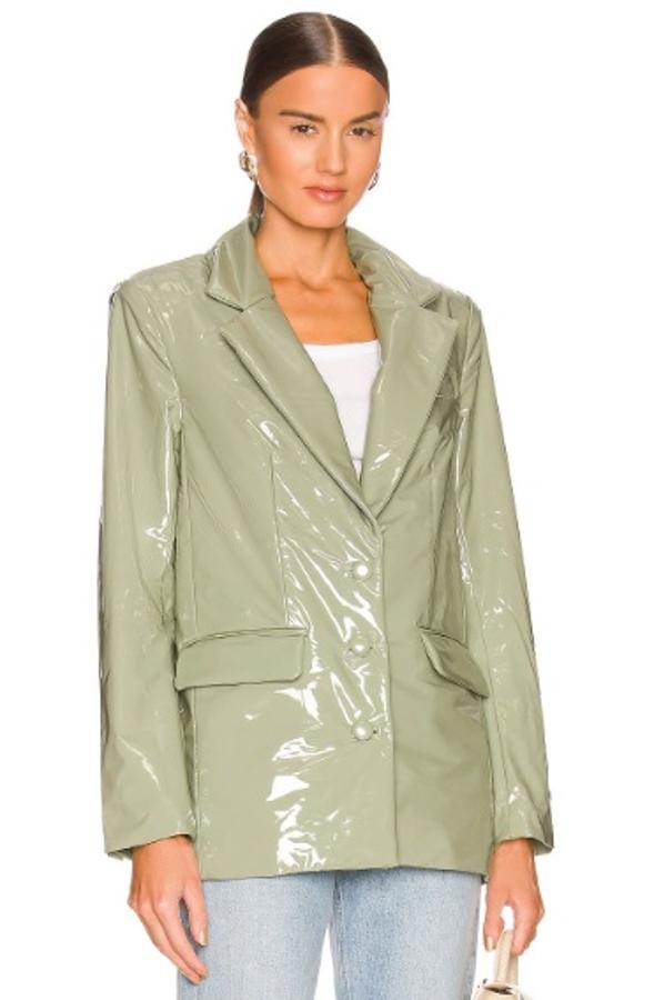 Revolve - Chaquetas elegantes para el entretiempo. Americana de corte recto en verde menta (modelo Kaiden) con acabado acharolado, de Camila Cohelo para Revolve. Precio: 283€.