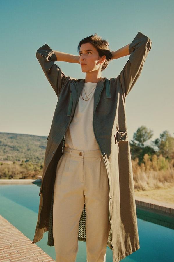 Hoss Intropia - Chaquetas elegantes para el entretiempo. Parka verde oliva con capucha ajustable (modelo Malvilla), de Hoss Intropia. Una prenda con elegantes detalles como la espalda troquelada o los bolsillos con solapa. Precio: 199€.