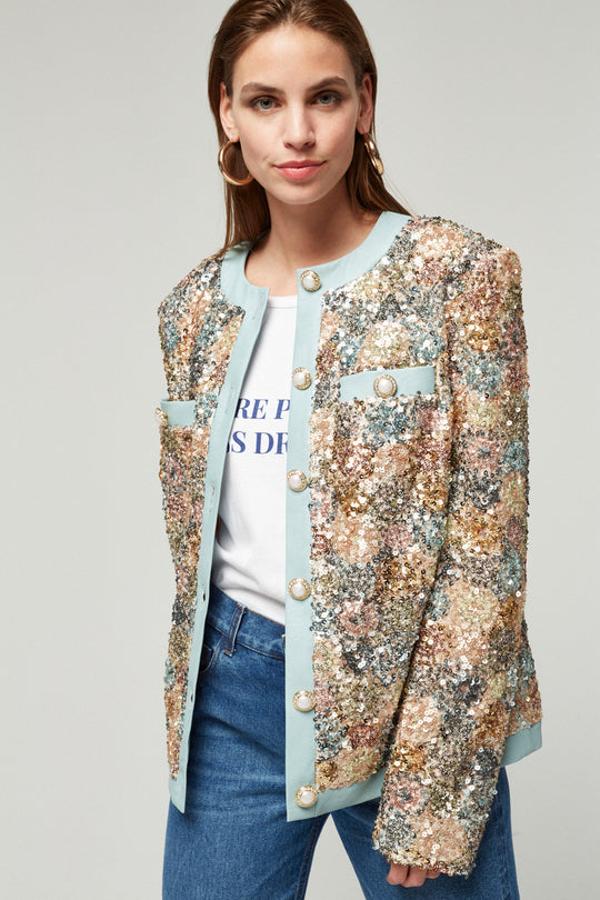 La Semaine Paris - Chaquetas elegantes para el entretiempo. Un modelo ultra sofisticado para dar un toque de glamour hasta a los básicos más sencillos del armario con este modelo con lentejuelas aguamarina y ámbar con botones-joya, de La Semaine Paris. Precio: 315€.