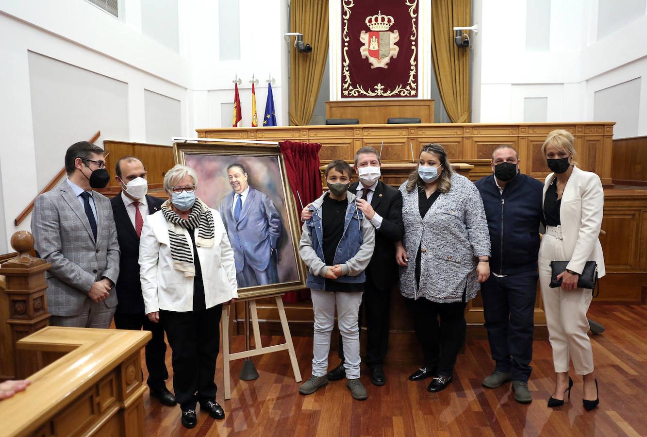 La familia de Jesús Fernández Vaquero, con Emiliano García-Page. 