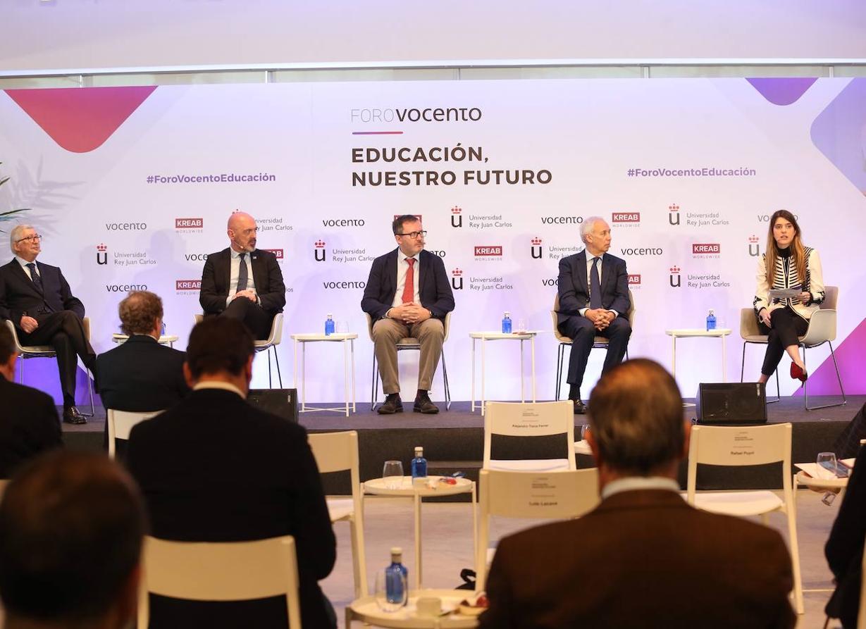 Los retos de la educación. De izquierda a derecha: Rafael Puyol, presidente del Consejo de Administración de la Universidad Internacional de La Rioja; Joaquín Goyache, rector de la Universidad Complutense de Madrid; Jorge Sainz, catedrático de Economía de la Universidad Rey Juan Carlos y ex secretario General de Política Universitaria; Miguel Carmelo, presidente de la Universidad Europea en España y Portugal y Josefina G. Stegmann, periodista de ABC y moderadora del debate