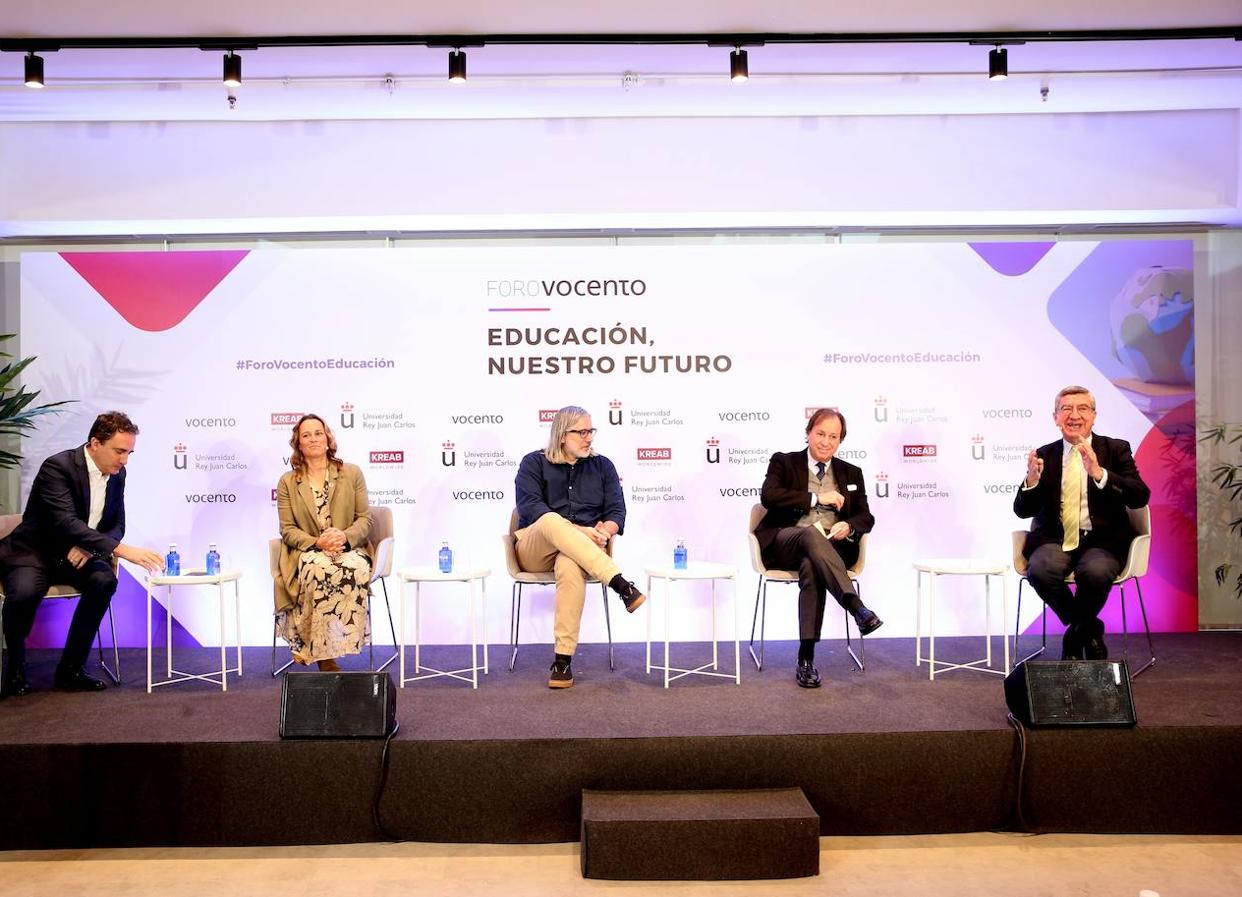 Formación para el futuro y las nuevas decisiones que vienen. De izquierda a derecha: Juan José Juárez, senior Project Manager de la Fundación Bertelsmann; Margarita Ortiz, vicepresidenta Fundación Créate; Iker Arce, CEO de The Bridge Digital Talent Accelerator; Gabriel Masfurroll, presidente del Consejo Social de la Universidad Autónoma de Barcelona y Antonio San José, partner de Kreab y moderador del debate-coloquio