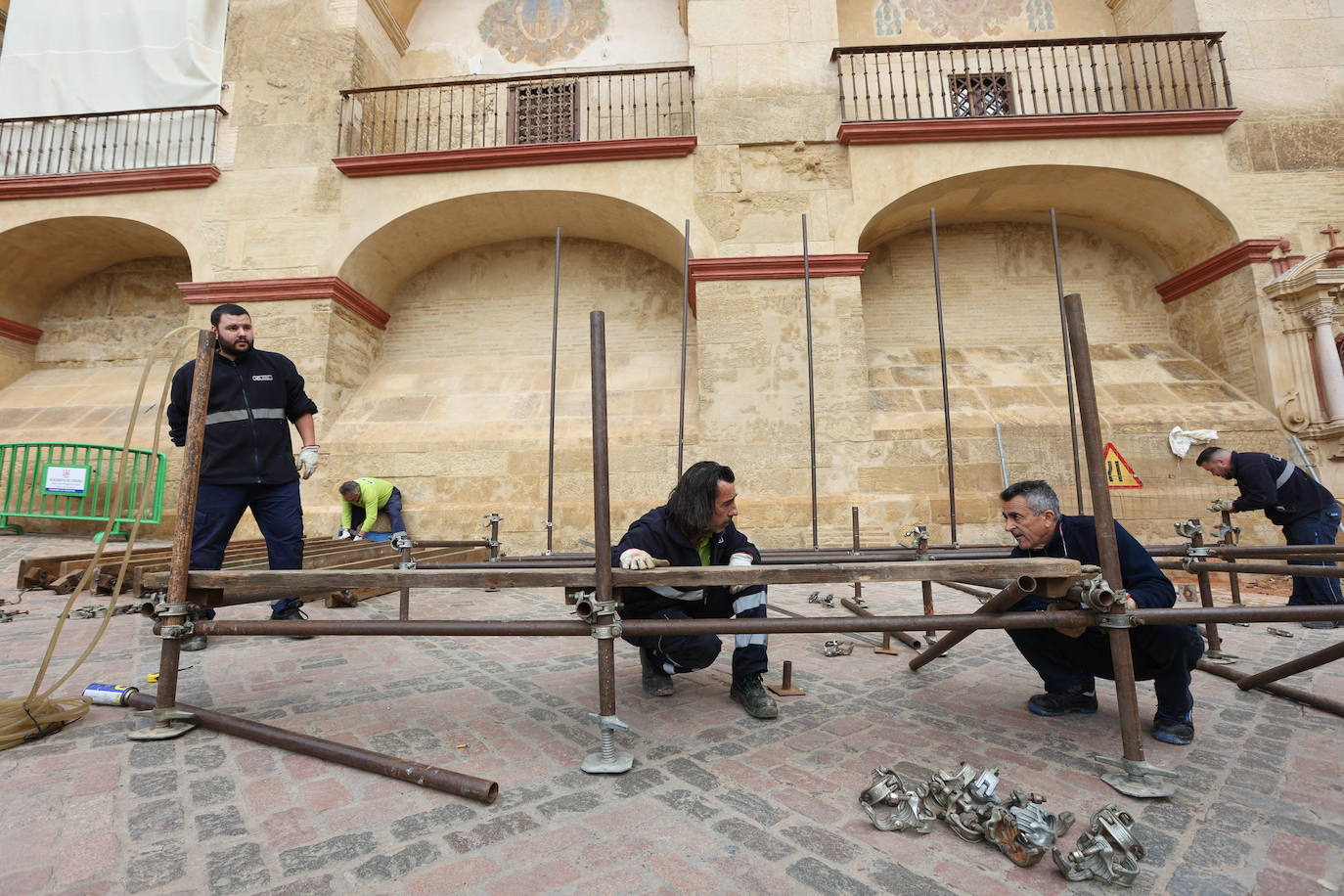 El montaje de los palcos de la Semana Santa de Córdoba, en imágenes