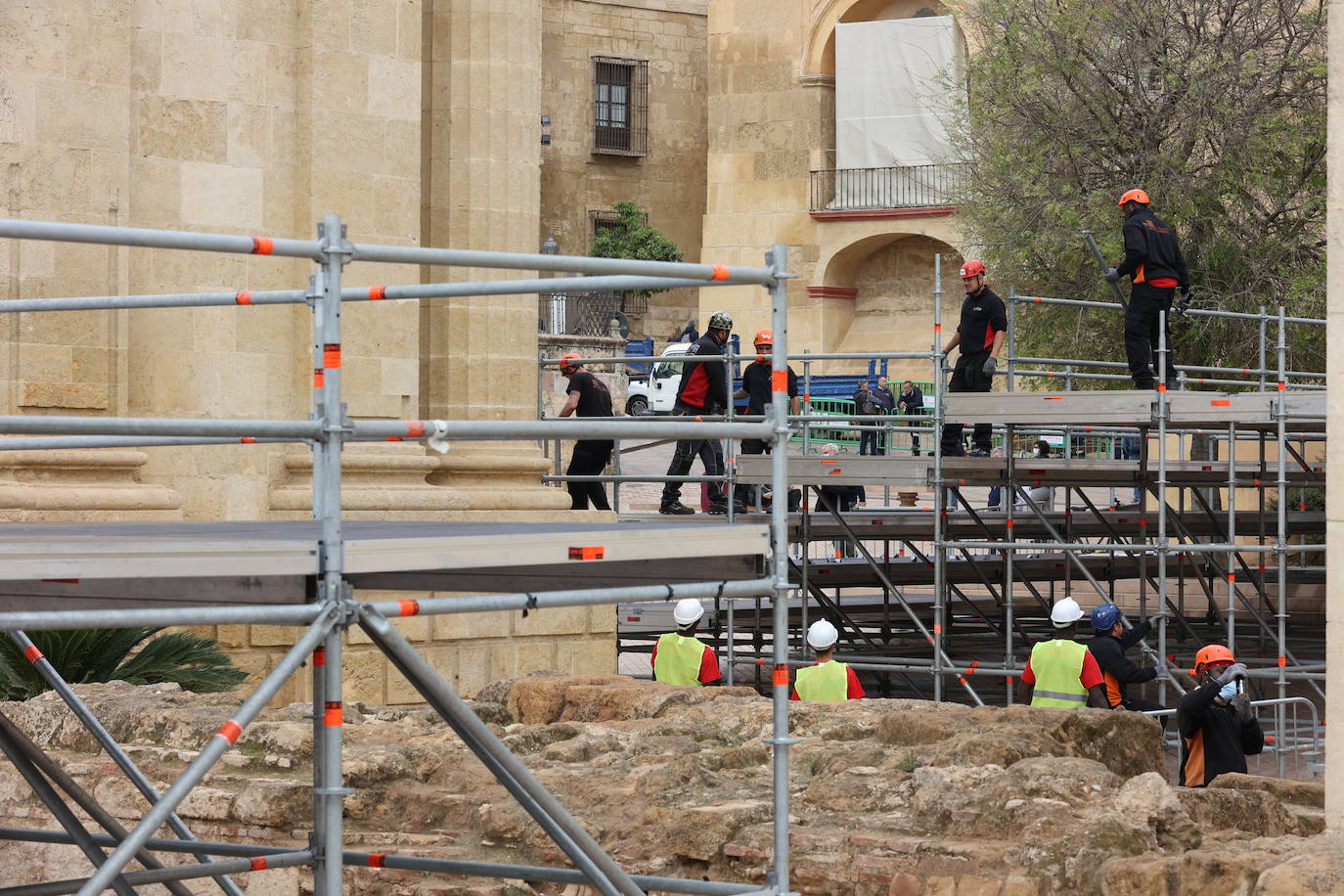 El montaje de los palcos de la Semana Santa de Córdoba, en imágenes