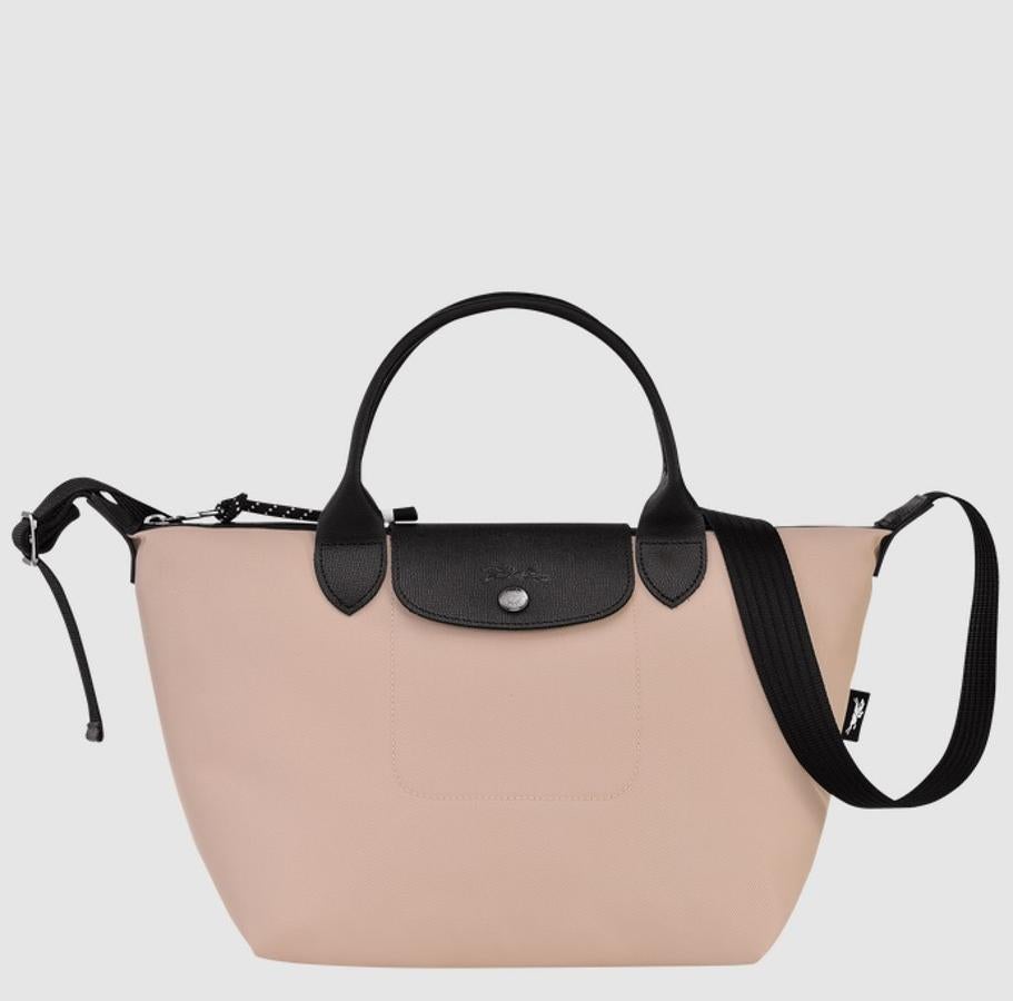 Un bolso XXL – La maleta todoterreno de Semana Santa. No puede faltar un bolso con gran capacidad que ocupe poco espacio en la maleta. Longchamp ha rediseñado uno de sus diseños más icónicos en una versión de Nylon reciclado disponible en varios colores para todos los gustos. Precio: 160€.