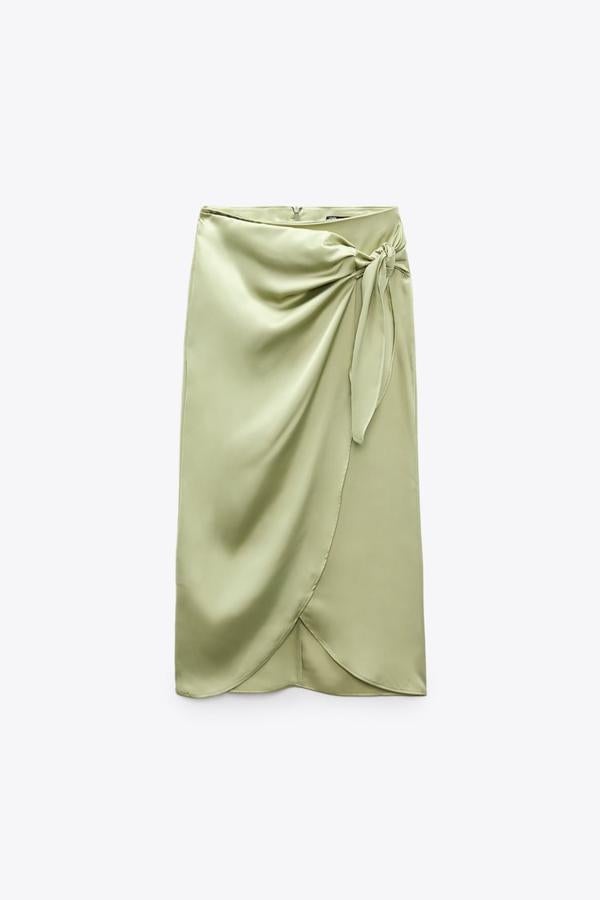 Falda midi – La maleta todoterreno de Semana Santa. Ideal cuando se busca la comodidad si renunciar a la elegancia y muy versátiles a la hora de admitir todo tipo de accesorios con los que se reinventan. Este modelo verde menta con acabado satinado de Zara presenta un corte similar al de un pareo, con un nudo central y una ligera abertura. Precio: 25,95€.