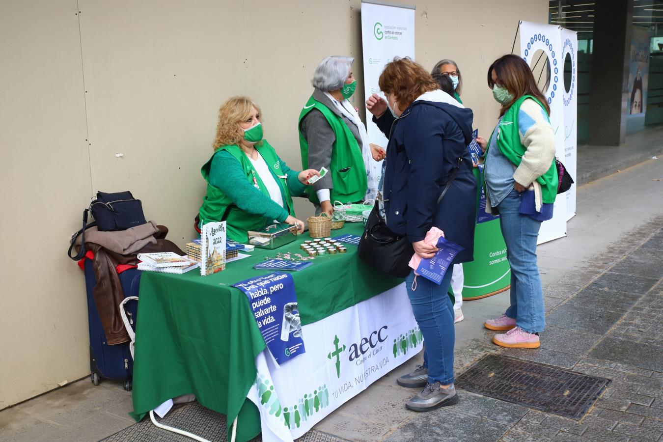 La campaña de la Aecc sobre el cribado de cáncer de colon en el Bulevar, en imágenes