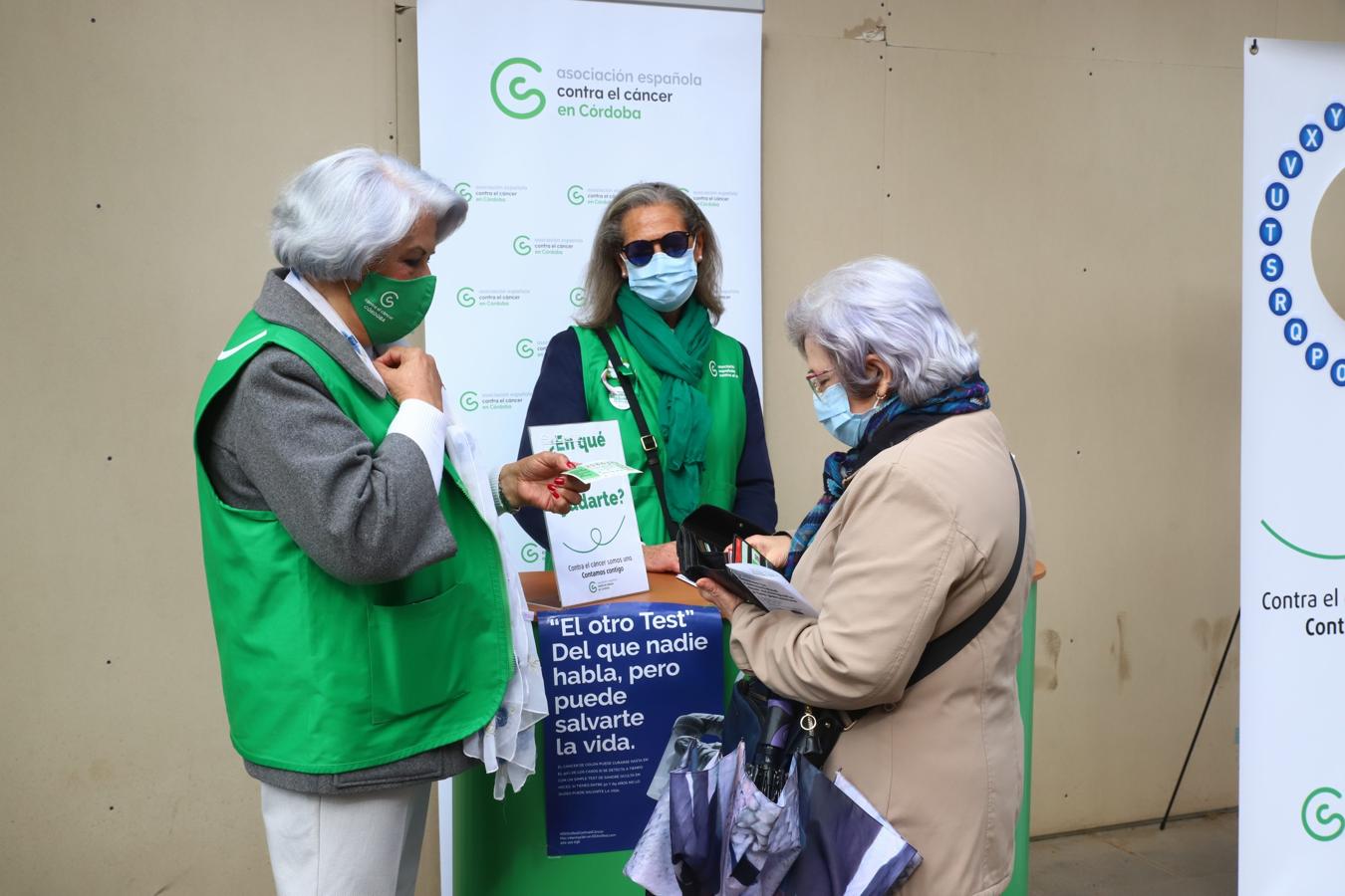 La campaña de la Aecc sobre el cribado de cáncer de colon en el Bulevar, en imágenes