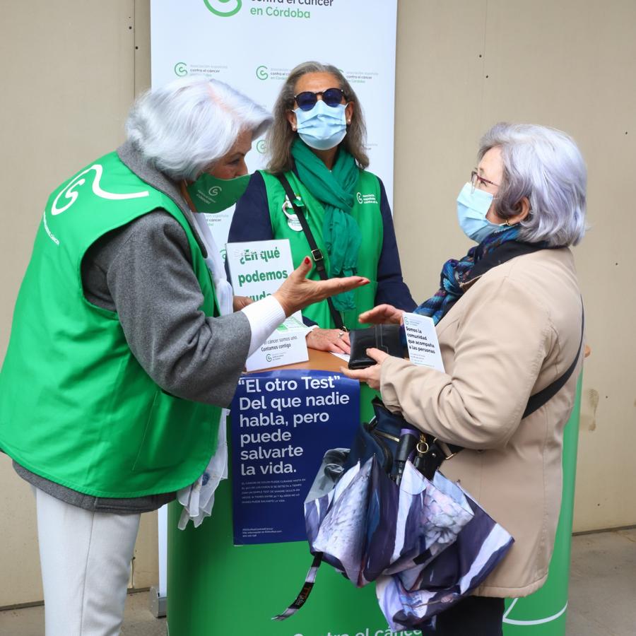 La campaña de la Aecc sobre el cribado de cáncer de colon en el Bulevar, en imágenes