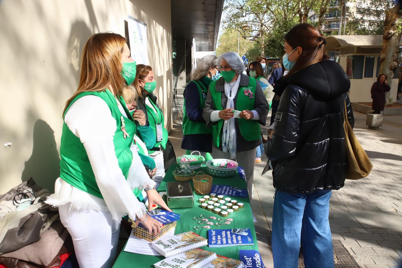 La campaña de la Aecc sobre el cribado de cáncer de colon en el Bulevar, en imágenes