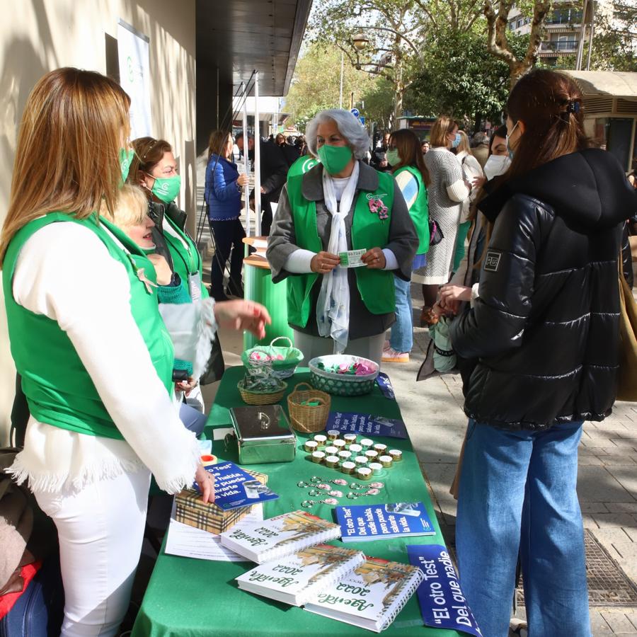 La campaña de la Aecc sobre el cribado de cáncer de colon en el Bulevar, en imágenes