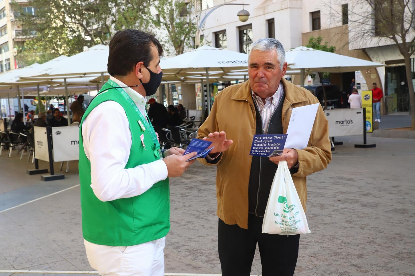 La campaña de la Aecc sobre el cribado de cáncer de colon en el Bulevar, en imágenes