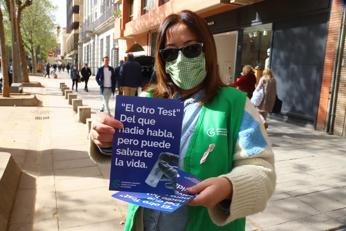 La campaña de la Aecc sobre el cribado de cáncer de colon en el Bulevar, en imágenes